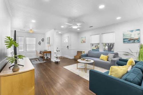 Chic Modern Cottage Near Downtown and Beaches Family