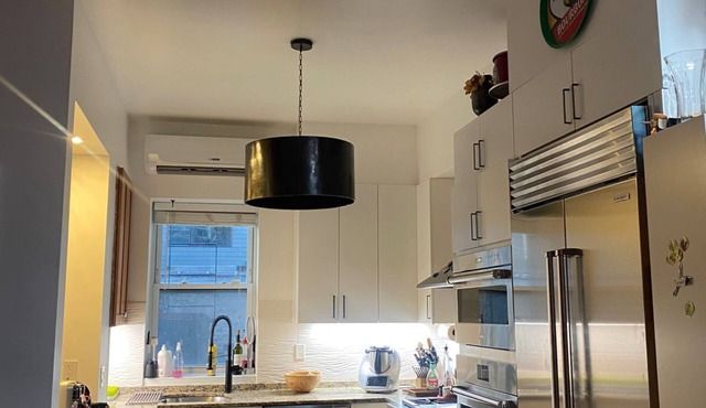 Chic & Spacious NYC style townhome in Jersey City - Sleeps 10 adults