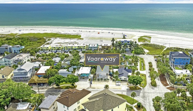 CJs - Pet Friendly, Located in Siesta Key Village, Steps to Siesta Key Beach!