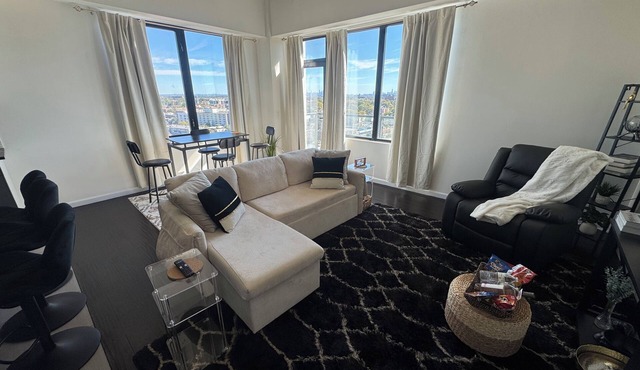Classy Loft Style 2BR! NY skyline! 30 min to NYC 25 to MetLife & America Dream