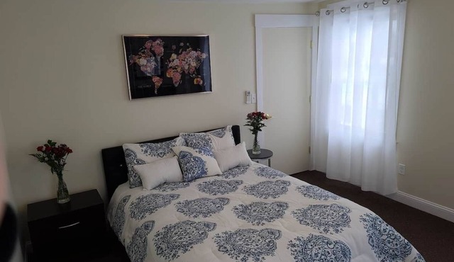 Clean, Comfy & Convenient. 1Bed Village Apt by MNR