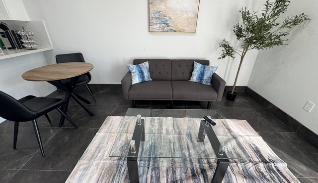 Clewiston Comfort #7 – Contemporary 1BR Gem
