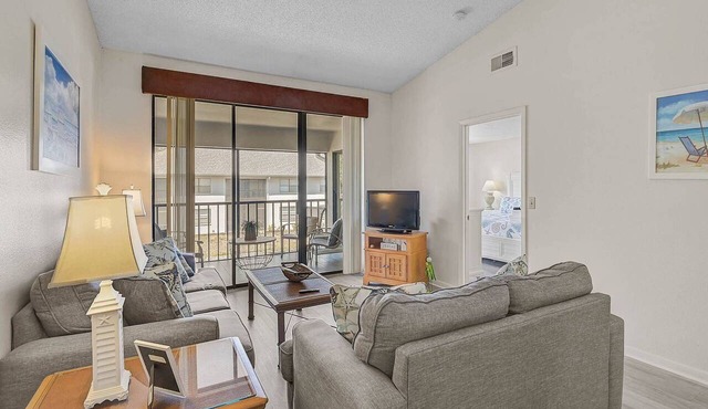 Close to Beaches, Shopping, Near IMG and Dining- Community Pool and Hot Tub