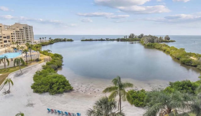 Coastal Condo with Pool, Gym & Gulf Sunsets