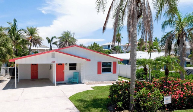 Coastal Cottage – Poolside Relaxation Just Steps from the Gulf