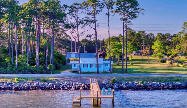 Coastal escape with bay views, fishing, Washer & dryer, and Wifi