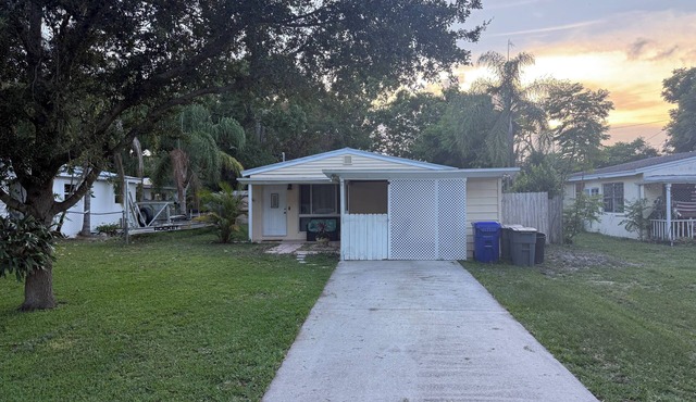 Coastal Retreat Pet-Friendly! 5 Mins to Beach & Downtown