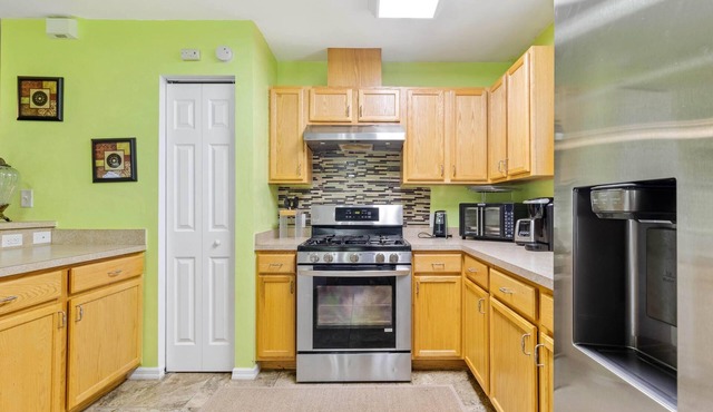 Colorful 3 Bedroom Home - Close to GNV Airport
