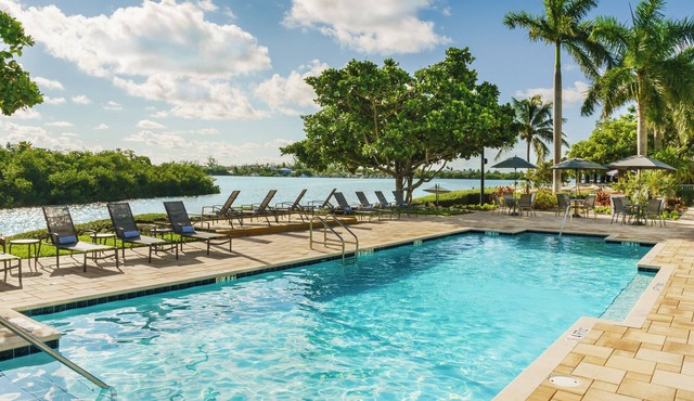 Comfort and Convenience! 2 Relaxing Rooms, Outdoor Pool, Free Breakfast!