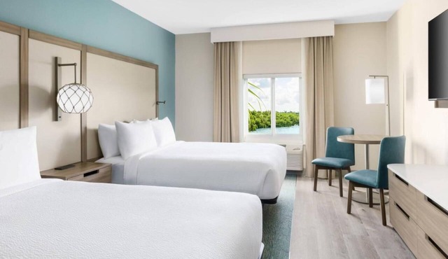 Comfort & Convenience! 3 Great Units, Free Breakfast, Outdoor Pool!
