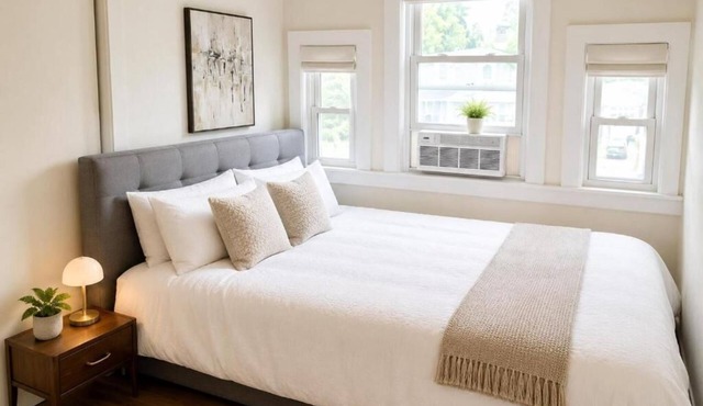 Comfortable apartment in Queens 20 min. train from Midtown Manhattan