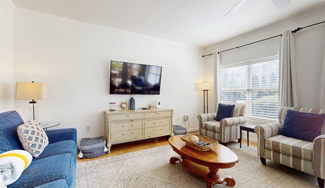Comfortable ground floor condo with pool & hot tub access, W&D, WiFi, and AC