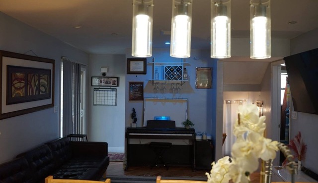 Comfortable Private Room in Host's Home, Saint Albans, Queens with AC on 2nd FL