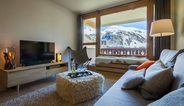 Comfortable, upscale, quiet and beautiful views! With covered parking in Val-d'Isère