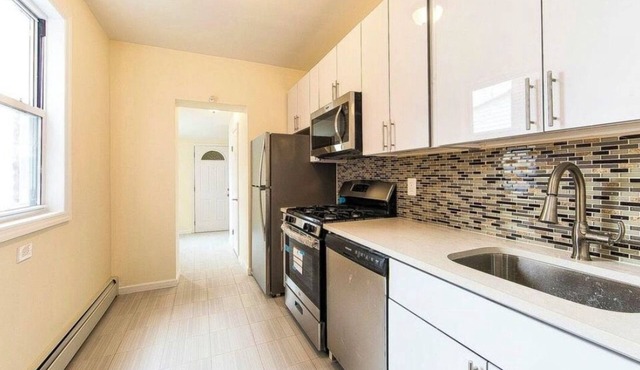 Comfy Bedroom in Gorgeous NEW 2 Floor House!