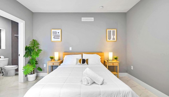 Comfy Studio W Beautiful Space!
