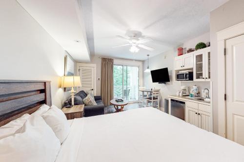 Comfy studio with kitchenette central AC pools hot tub & tennis