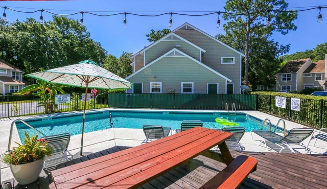 Community Pool! 12 Minutes to Beach & Downtown Charleston. Comfortable Family-Friendly Townhome.