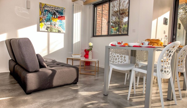 Connected tiny house 2 bedrooms terrace private parking giant cinema screen in Honfleur