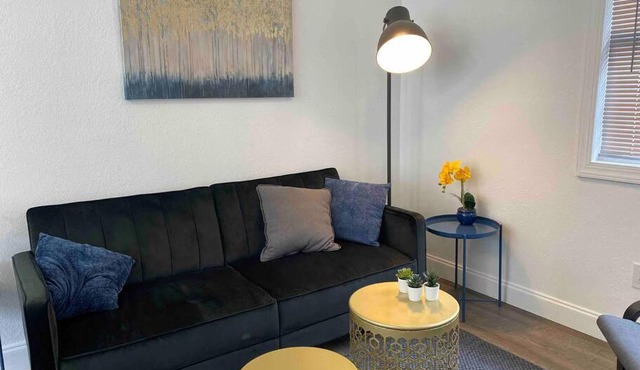 Contemporary 1-Bedroom Private Bungalow Walk to Armature & Riverwalk