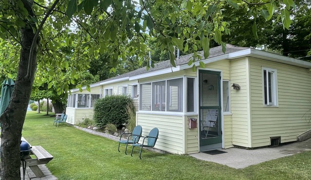 Cottage 4 is a charming 2 bedroom 25’ from your boat dock & Hamlin lake