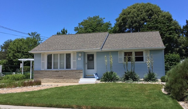 Cottage Near the Bay 2.5 blocks to beach & Harpoons. Avail Sun 7-5 to Thu 7-9.