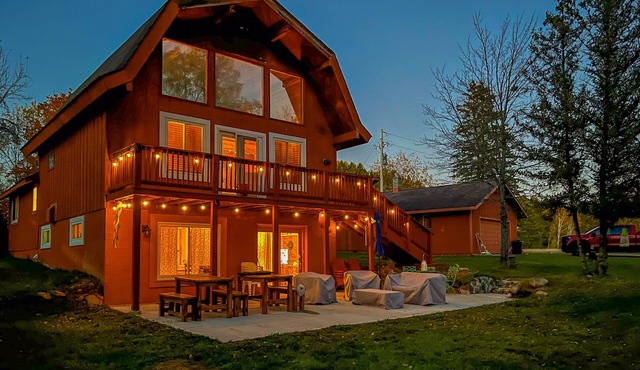 Country retreat on the Manistee National Forest w/outside space