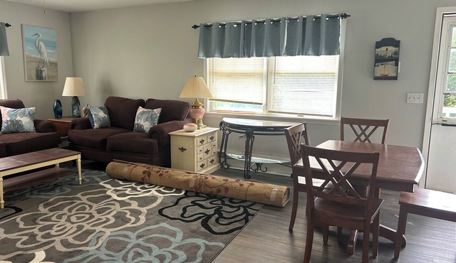 Cozy 1-bedroom apartment in Private Home in Baiting Hallow with AC