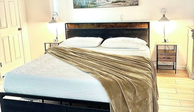Cozy 1-bedroom family-friendly apartment right in front of Bush Gardens