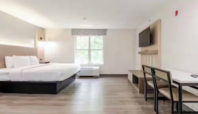 Cozy 1-bedroom hotel suite with kitchen in Columbia