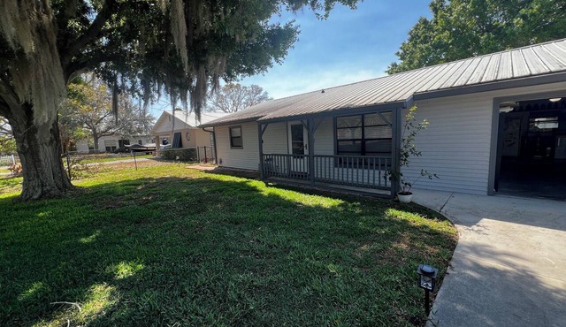 Cozy 2-BD/2 BA water front home in quiet town Okeechobee