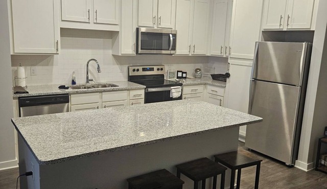 Cozy 2-bedroom apartment in terrific Atlanta location with fitness room, WiFi