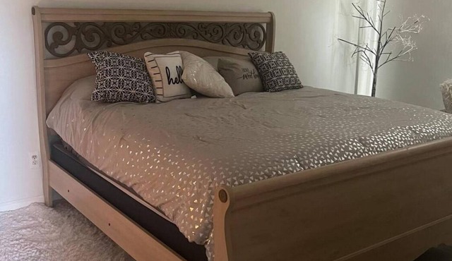 Cozy 2-bedroom condo with WiFi, AC in peaceful New Baltimore
