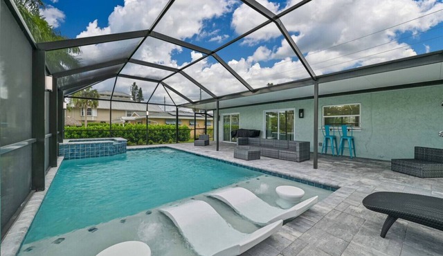 Cozy 2 bedroom on the canal with pool and hot tub!