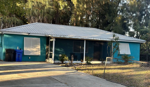 Cozy 3/2 King Bed with room for RV/Boat storage. Pet Friendly