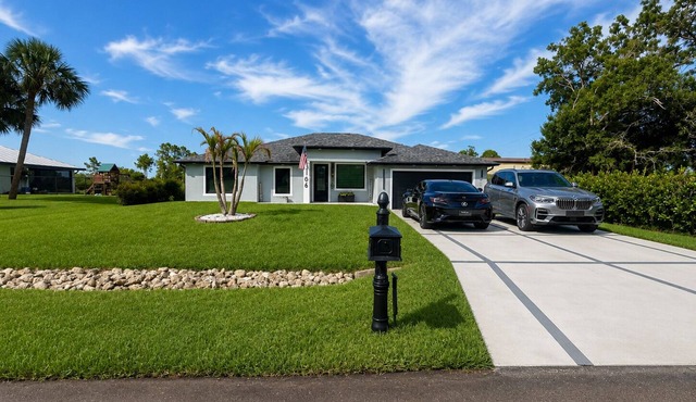 Cozy 3-bedroom house with pool in lovely Lehigh Acres with AC and many amenties.