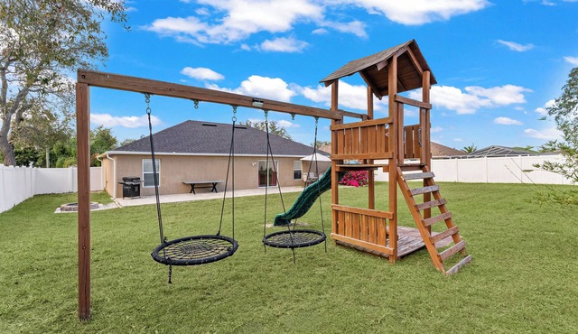 Cozy 3-bedroom Spring Hill Retreat—Pets, Fire Pit & Quick Trips to Weeki Wachee