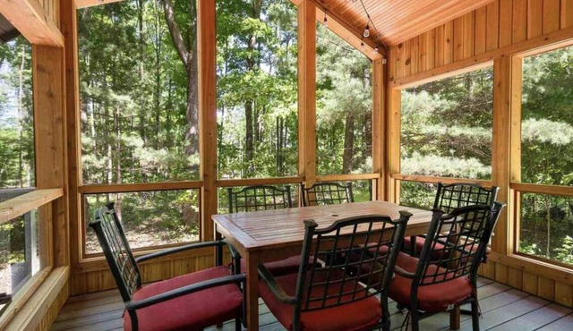 Cozy 4-bedroom house in Harbor Springs! 5 minutes to Nub's Nob & Boyne Highlands