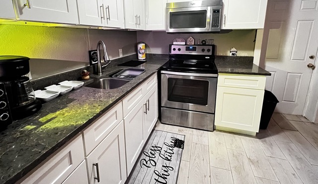 Cozy Affordable 2/1 Lovely Home Close to everything and Disney