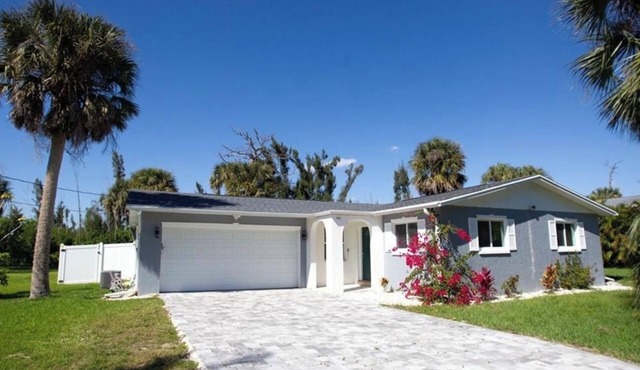 Cozy and warm 3-bedroom cottage with a pool in the island