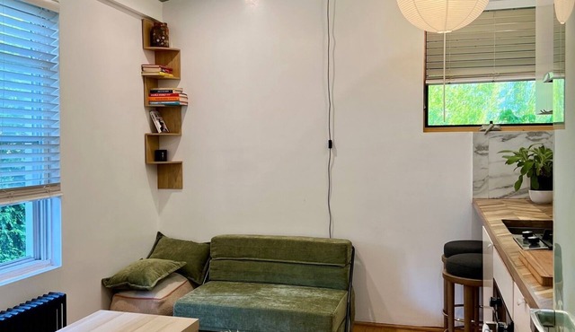 Cozy Bright Rockaway Beach House Very Close to Train and Ferry
