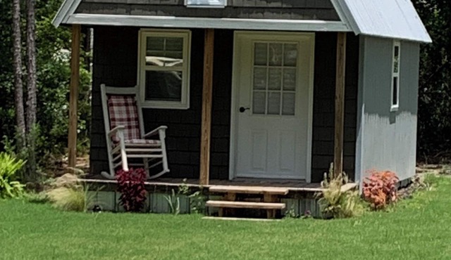 Cozy cabin in Eastman with all the amenities + space and privacy