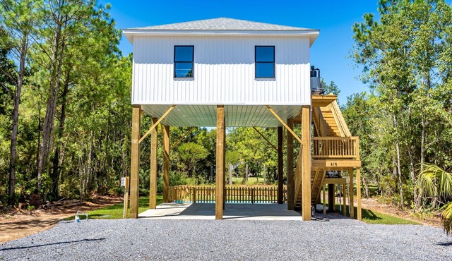 Cozy Coastal Cottage w/ dock, boat launch and a pool!!