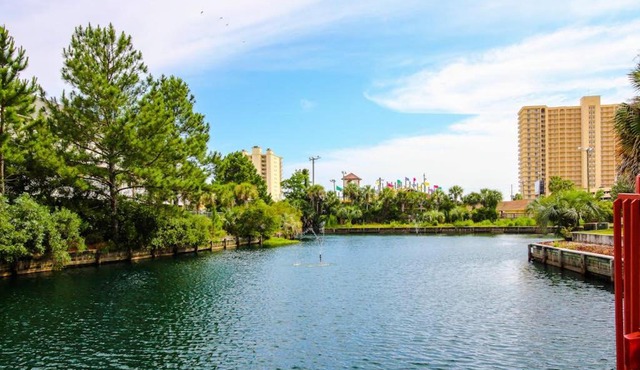Cozy condo in paradise with pool sauna & private dock - snowbird-friendly