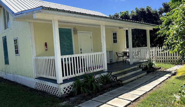 Cozy Cottage on a Tropical Fruit Farm for a Peaceful Escape near Homestead, Florida