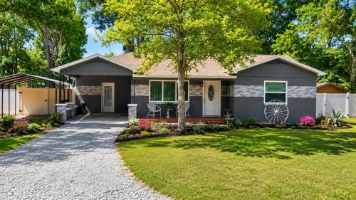 Cozy Cottage - Sleeps 8 - Close to Silver Springs & WEC