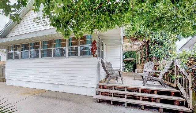 Cozy cottage with large porch & private yard - 1 block to beach, dogs OK