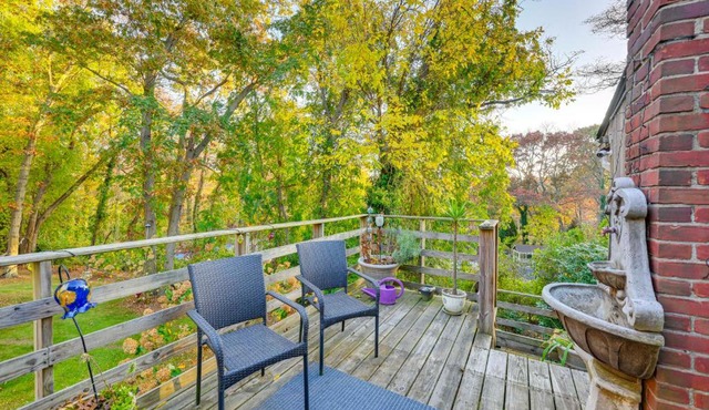 Cozy Dix Hills Apt w/Deck ~ 7 Mi to Beach!