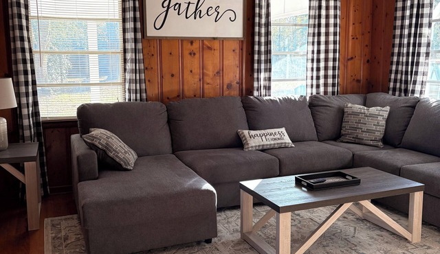 Cozy Farmhouse Retreat , Family & Pet Friendly, Near Beaches, casino and Mobile