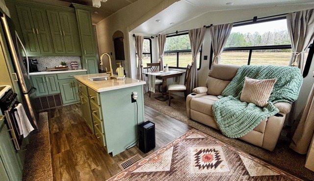 Cozy Getaway on a quiet pasture minutes from Callaway Gardens.